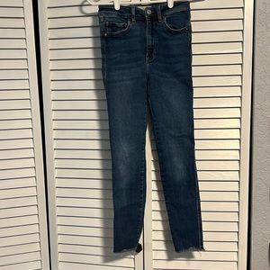 Free people Women’s skinny jeans Blue Raw. Excellent condition.‎ Size 27
